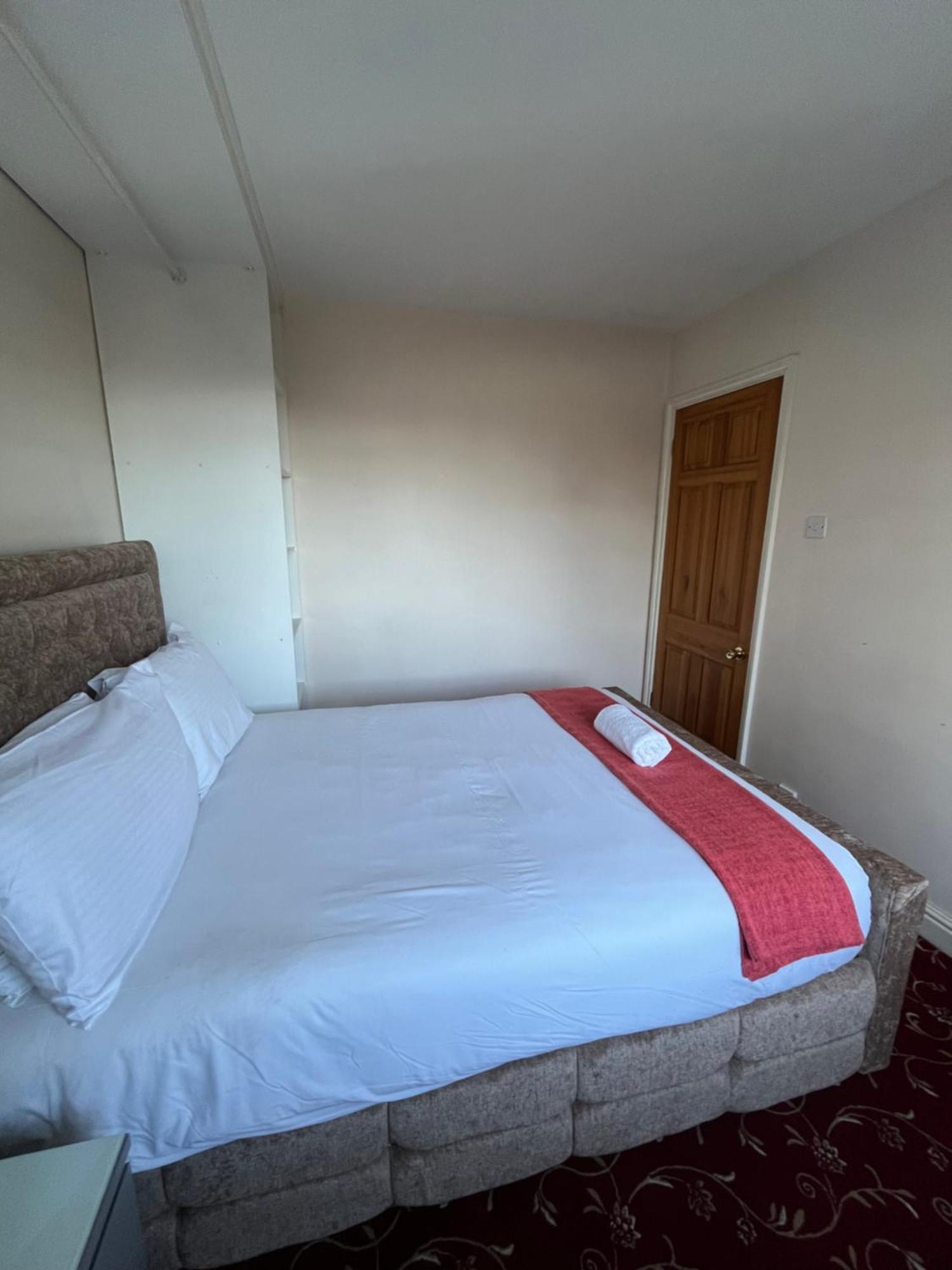 Unwind In Comfort At Cosy Caradus Your 4 Bedroom Home Sweet Home! 버밍엄 외부 사진