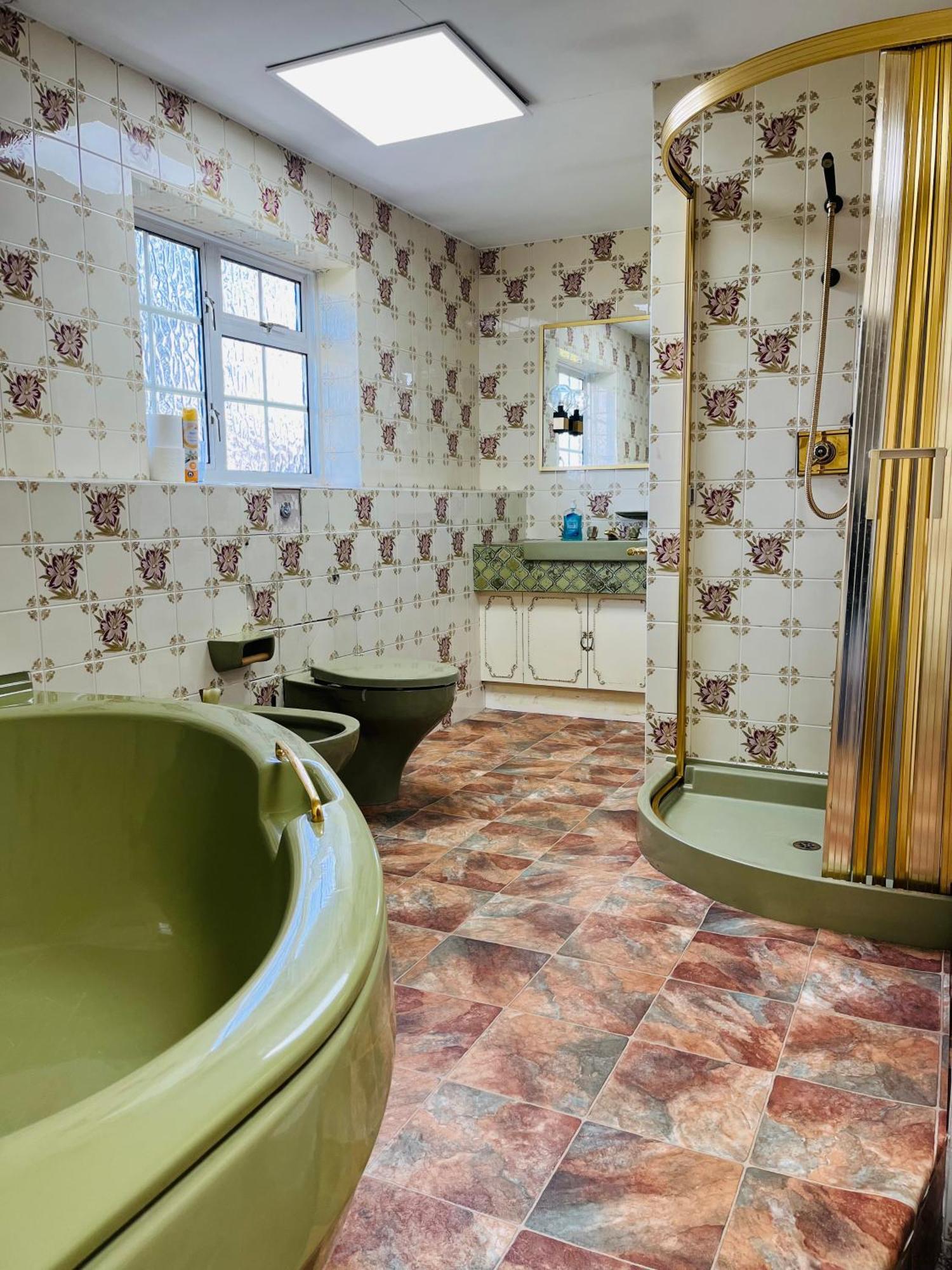 Unwind In Comfort At Cosy Caradus Your 4 Bedroom Home Sweet Home! 버밍엄 외부 사진