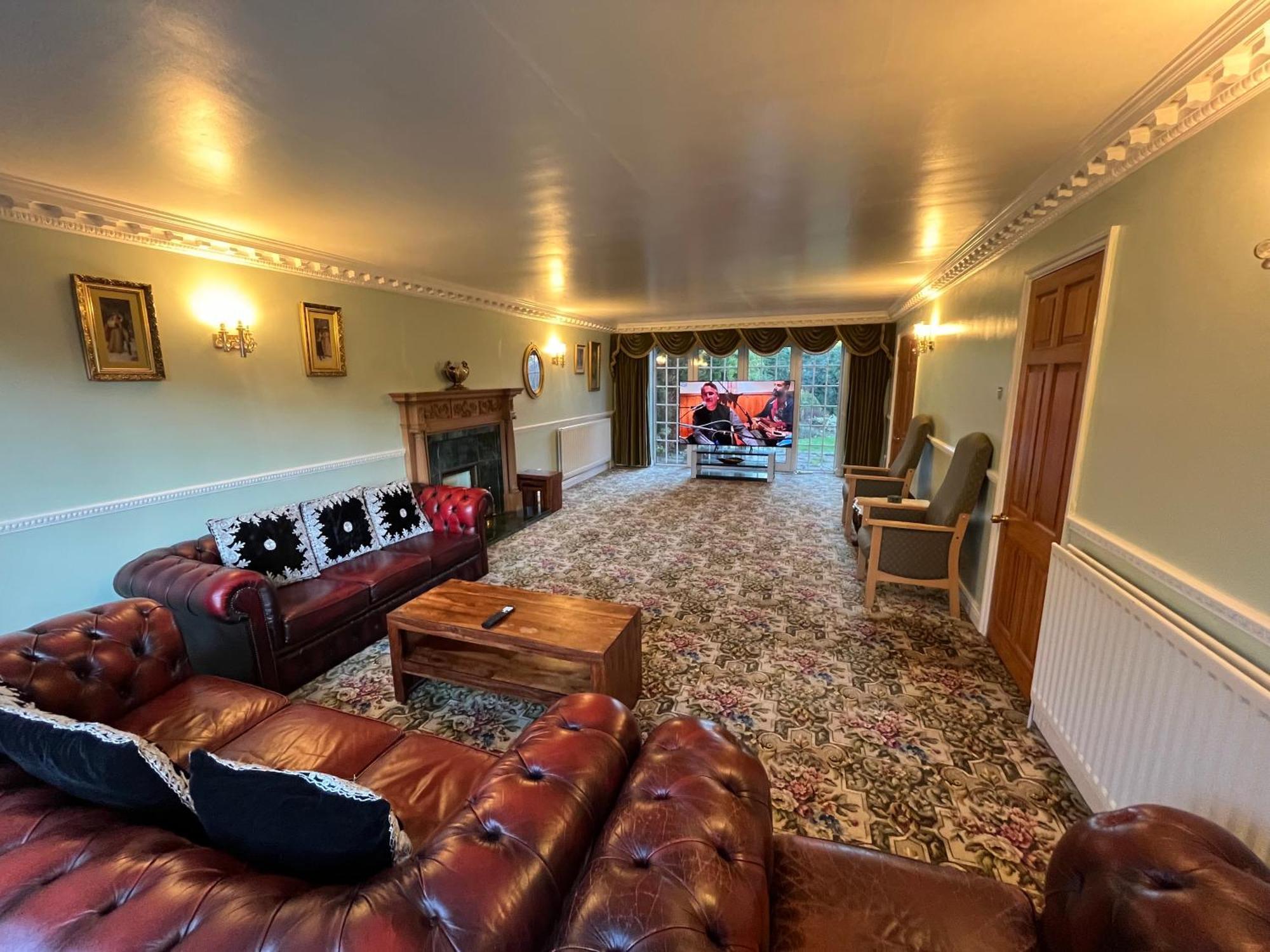 Unwind In Comfort At Cosy Caradus Your 4 Bedroom Home Sweet Home! 버밍엄 외부 사진